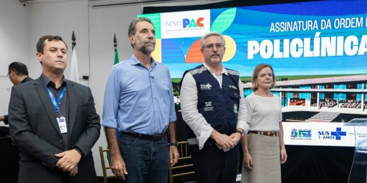 Representante da Caixa Econômica Federal, Cleiton Beje; diretor-geral brasileiro da Itaipu, Enio Verri; Secretário Executivo do Ministério da Saúde, Adriano Massuda e a Ministra da Secretaria de Relações Institucionais da Presidência da República, Glesi Hoffmann. Fotos: Jean Pavão/Itaipu Binacional.