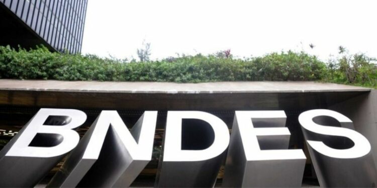 Ativos totais do BNDES superam R$ 962 bilhões, maior valor nominal da história, crescimento de mais de 40% desde 2022. Foto: Agência BNDES. Ativos totais do BNDES superam R$ 962 bilhões, maior valor nominal da história, crescimento de mais de 40% desde 2022. Foto: Agência BNDES.