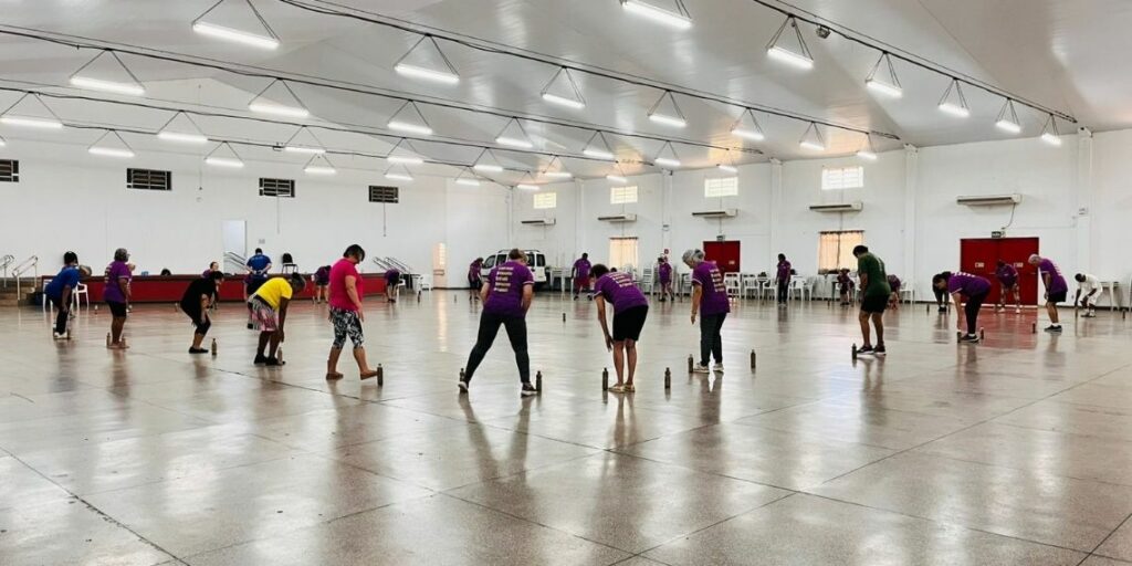 Entre as atividades oferecidas pelo Centro de Convivência do Idoso está a ginástica que atrai um número grande de participantes. Foto: Divulgação.