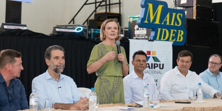 Ministra Gleisi afirmou que educação não é gasto, é investimento. Foto: Sara Cheida/Itaipu Binacional.