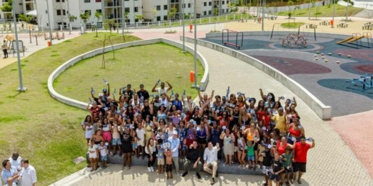 Foram entregues 64 apartamentos em Santa Cruz (RJ). Parte das famílias contempladas também é beneficiária do Bolsa Família, programa do Governo do Brasil voltado à promoção da segurança de renda e à redução da pobreza. Foto: Ricardo Stuckert / PR.