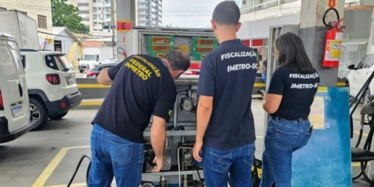 Mais de 100 Procons estaduais e municipais de todo o país para organizar, integrar e ampliar as ações nacionais de fiscalização do mercado de combustíveis já em andamento. Foto: Inmetro. Mais de 100 Procons estaduais e municipais de todo o país para organizar, integrar e ampliar as ações nacionais de fiscalização do mercado de combustíveis já em andamento. Foto: Inmetro.