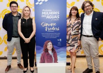 Da esquerda para a direita: André Watanabe, gerente da Divisão de Reservatórios da Itaipu; Gisele Ricobom, assistente do diretor-geral brasileiro; Roseli Benassi; e Rinaldo A. Ribeiro Filho. Foto: Dinho Mendes/Itaipu Binacional.
Da esquerda para a direita: André Watanabe, gerente da Divisão de Reservatórios da Itaipu; Gisele Ricobom, assistente do diretor-geral brasileiro; Roseli Benassi; e Rinaldo A. Ribeiro Filho. Foto: Dinho Mendes/Itaipu Binacional.