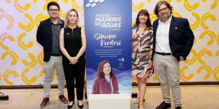 Da esquerda para a direita: André Watanabe, gerente da Divisão de Reservatórios da Itaipu; Gisele Ricobom, assistente do diretor-geral brasileiro; Roseli Benassi; e Rinaldo A. Ribeiro Filho. Foto: Dinho Mendes/Itaipu Binacional.
