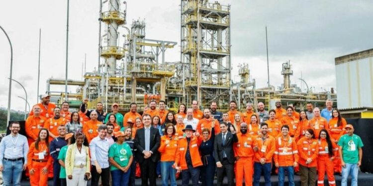 Inicialmente, serão investidos R$ 3,8 bilhões e gerados em torno de 8 mil postos de trabalho em ações da Regap, no período do atual Plano de Negócios da Petrobras (2026-30). Ricardo Stuckert / PR. Inicialmente, serão investidos R$ 3,8 bilhões e gerados em torno de 8 mil postos de trabalho em ações da Regap, no período do atual Plano de Negócios da Petrobras (2026-30). Ricardo Stuckert / PR.