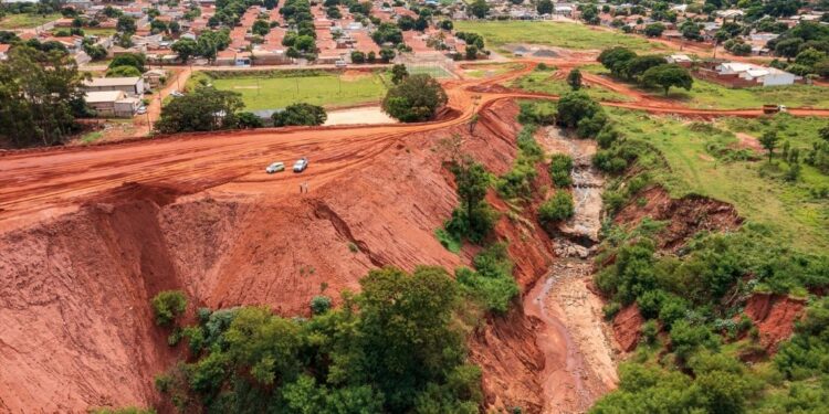 Antes e durante as obras. Fotos: Edino Krug/Itaipu Binacional.