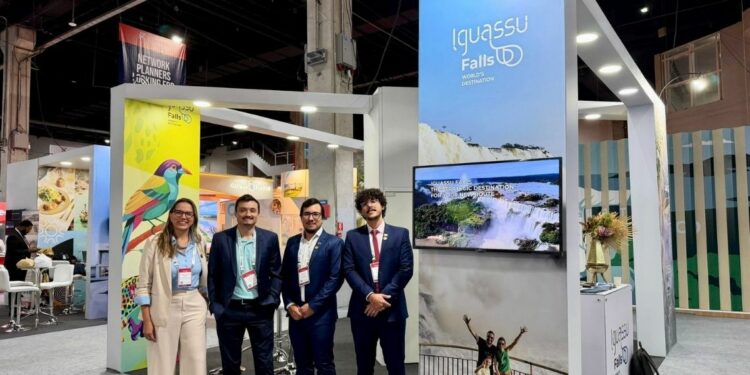 Presentes no Routes America 2026 a diretora de Pessoas da Motiva, Graziella Maso; secretário de Turismo de Foz do Iguaçu, Jin Petrycoski; líder de Transporte Aéreo da Embratur, Maurício Mascarenhas e o Analista de Transportes Aéreos, Gabriel Rangel. Foto: Divulgação.