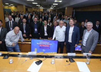 Deputado Zeca Dirceu acompanhou lideranças municipais em agendas estratégicas com ministros na capital federal. Foto: Divulgação.