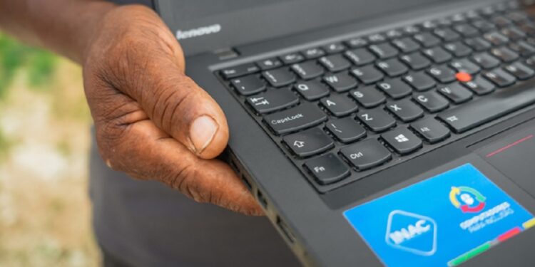 A tecnologia atua como ponte de comunicação, especialmente para pessoas com TEA não verbais. Foto: Shizuo Alves/MCom A tecnologia atua como ponte de comunicação, especialmente para pessoas com TEA não verbais. Foto: Shizuo Alves/MCom