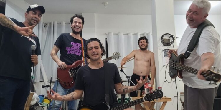 Reação Química: Giovani Fagundes, Gegê Fernandes, Ariel Armstrong, Polentex e Roni Rock.
Foto: Divulgação/Reação Química Reação Química: Giovani Fagundes, Gegê Fernandes, Ariel Armstrong, Polentex e Roni Rock.
Foto: Divulgação/Reação Química