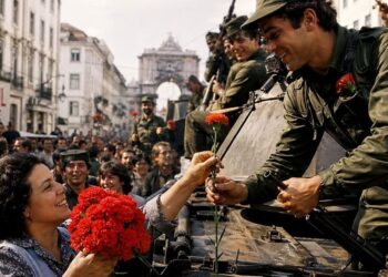 Cravos nos fuzis simbolizaram a união entre povo e militares na queda da ditadura. Foto: Reprodução/Internet. Cravos nos fuzis simbolizaram a união entre povo e militares na queda da ditadura. Foto: Reprodução/Internet.