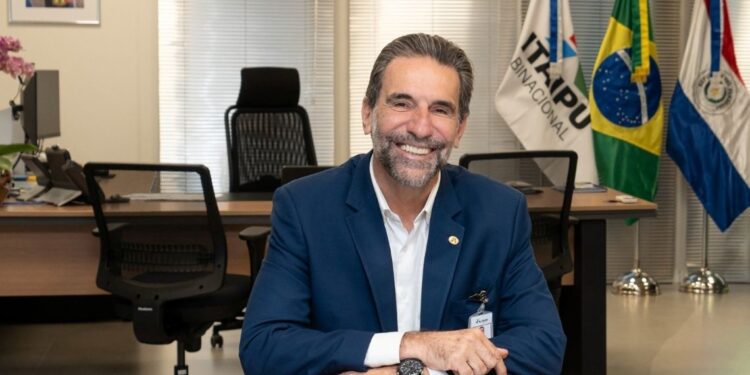 Diretor-geral brasileiro da Itaipu, Enio Verri. “Ao produzir energia a baixo custo, temos a obrigação de contribuir para melhorar a vida da população". Foto: Sara Cheida/Itaipu Binacional. Diretor-geral brasileiro da Itaipu, Enio Verri. “Ao produzir energia a baixo custo, temos a obrigação de contribuir para melhorar a vida da população". Foto: Sara Cheida/Itaipu Binacional.