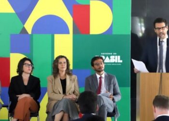 Ao discursar em nome do ministro Sidônio Palmeira, o secretário de Imprensa da Secom, Laércio Portela, frisou que zelar pela segurança de jornalistas e comunicadores é um dever do Governo do Brasil e reforçou que a norma assinada é mais um passo no sentido de assegurar o pleno direito da sociedade à informação precisa e de qualidade. Foto: Clarice Castro/MDHC.