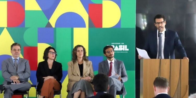 Ao discursar em nome do ministro Sidônio Palmeira, o secretário de Imprensa da Secom, Laércio Portela, frisou que zelar pela segurança de jornalistas e comunicadores é um dever do Governo do Brasil e reforçou que a norma assinada é mais um passo no sentido de assegurar o pleno direito da sociedade à informação precisa e de qualidade. Foto: Clarice Castro/MDHC. Ao discursar em nome do ministro Sidônio Palmeira, o secretário de Imprensa da Secom, Laércio Portela, frisou que zelar pela segurança de jornalistas e comunicadores é um dever do Governo do Brasil e reforçou que a norma assinada é mais um passo no sentido de assegurar o pleno direito da sociedade à informação precisa e de qualidade. Foto: Clarice Castro/MDHC.