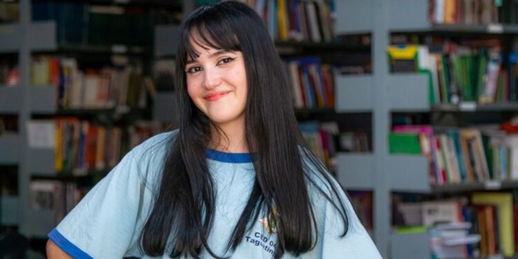 A aluna Láiza Castro, de 17 anos, estuda em uma escola da rede pública de Brasília (DF) e almeja que seu interesse por geopolítica e o aprendizado de francês, aliados ao Pé-de-Meia, facilitem seu ingresso no curso de Relações Internacionais. Foto: Diego Campos/Secom-PR.