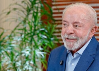 Lula, em entrevista à TV Cidade, no Ceará: “Estamos com a Polícia Federal, com todos os Procons dos estados, fiscalizando e essa fiscalização está ativa. A minha ordem é para a estrada, é no posto de gasolina e na distribuidora, porque a Petrobras baixa o preço, mas não chega na bomba. Estamos tomando a atitude de reduzir impostos". Foto: Ricardo Stuckert/Secom-PR.