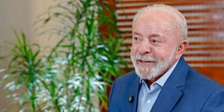 Lula, em entrevista à TV Cidade, no Ceará: “Estamos com a Polícia Federal, com todos os Procons dos estados, fiscalizando e essa fiscalização está ativa. A minha ordem é para a estrada, é no posto de gasolina e na distribuidora, porque a Petrobras baixa o preço, mas não chega na bomba. Estamos tomando a atitude de reduzir impostos". Foto: Ricardo Stuckert/Secom-PR. Lula, em entrevista à TV Cidade, no Ceará: “Estamos com a Polícia Federal, com todos os Procons dos estados, fiscalizando e essa fiscalização está ativa. A minha ordem é para a estrada, é no posto de gasolina e na distribuidora, porque a Petrobras baixa o preço, mas não chega na bomba. Estamos tomando a atitude de reduzir impostos". Foto: Ricardo Stuckert/Secom-PR.