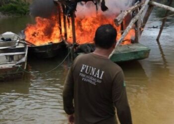 Embarcações usadas por garimpeiros são inutilizadas por forças de segurança na região do Baixo Catrimani, na Terra Indígena Yanomami. Foto: Bruno Mancinelle/Casa de Governo. Embarcações usadas por garimpeiros são inutilizadas por forças de segurança na região do Baixo Catrimani, na Terra Indígena Yanomami. Foto: Bruno Mancinelle/Casa de Governo.