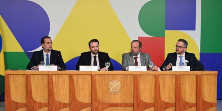 Entre as ações do Governo do Brasil, está a subvenção de R$ 1,20 para a importação de diesel rodoviário, em cooperação com os estados. Foto: Ricardo Botelho/MME. Entre as ações do Governo do Brasil, está a subvenção de R$ 1,20 para a importação de diesel rodoviário, em cooperação com os estados. Foto: Ricardo Botelho/MME.