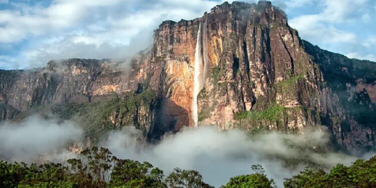 Salto Ángel concorre como principal atração turística da América do Sul. Foto: Divulgação/Internet. Salto Ángel concorre como principal atração turística da América do Sul. Foto: Divulgação/Internet.