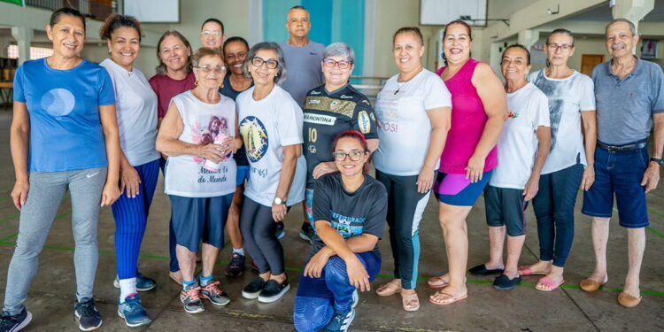 Aulas gratuitas acontecem três vezes por semana no salão paroquial.. Foto: PMFI. Aulas gratuitas acontecem três vezes por semana no salão paroquial.. Foto: PMFI.