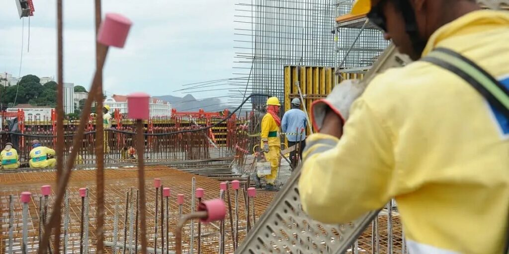 Irregularidades em obra colocavam trabalhadores em risco no RJ. Foto: Reprodução.