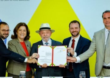 Presidente Lula assinou nesta segunda (4/5) a Medida Provisória do Novo Desenrola Brasil. A medida promove a reorganização financeira de milhões de brasileiros e a ampliação do acesso ao crédito em melhores condições. Foto: Ricardo Stuckert / PR. Presidente Lula assinou nesta segunda (4/5) a Medida Provisória do Novo Desenrola Brasil. A medida promove a reorganização financeira de milhões de brasileiros e a ampliação do acesso ao crédito em melhores condições. Foto: Ricardo Stuckert / PR.